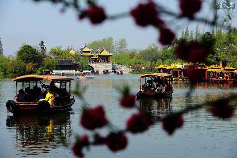 杭州西湖今起有序开放 要求游客戴口罩入园参观